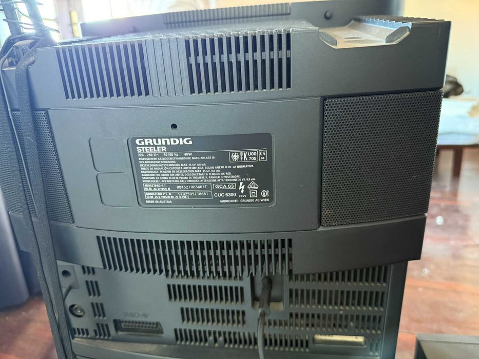 TV CRT Grundig Steeler Retro Gaming + Móvel + Comando Original