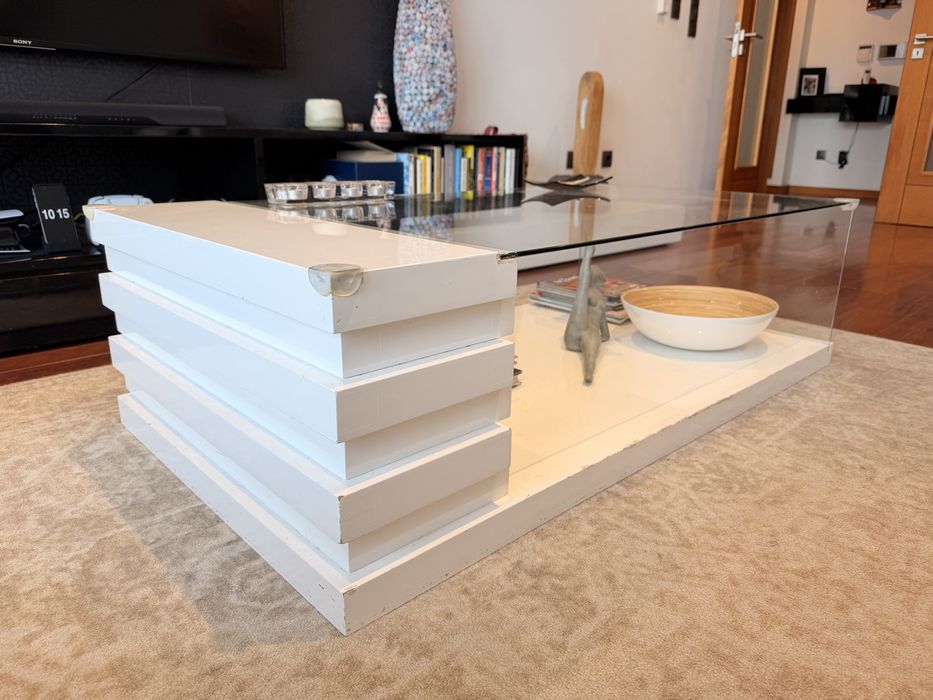 Mesa de Centro Moderna com Tampo em Vidro – Design Elegante