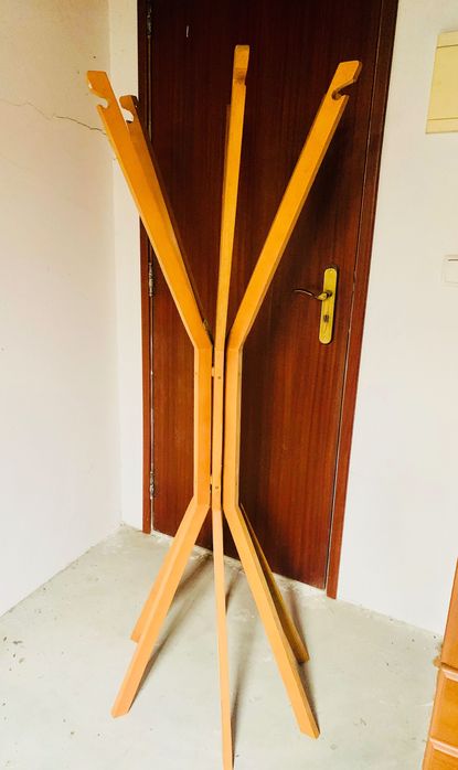 Porta casacos em madeira