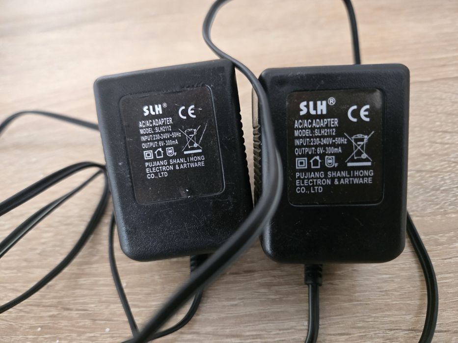 Zestaw 2 adapterów AC/DC Caution