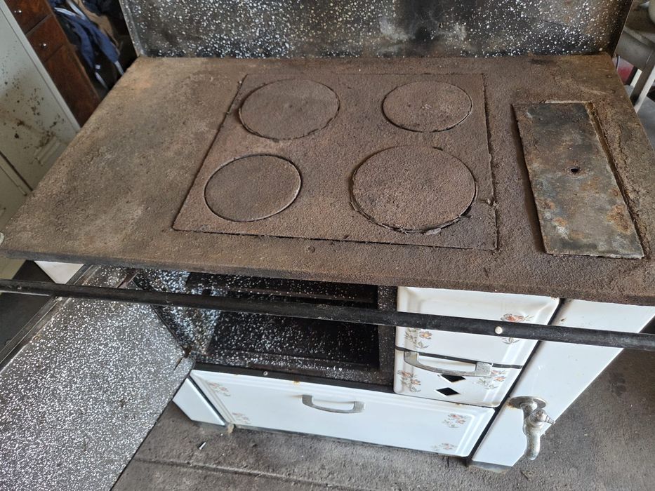 Fogão a lenha a precisar de restauro