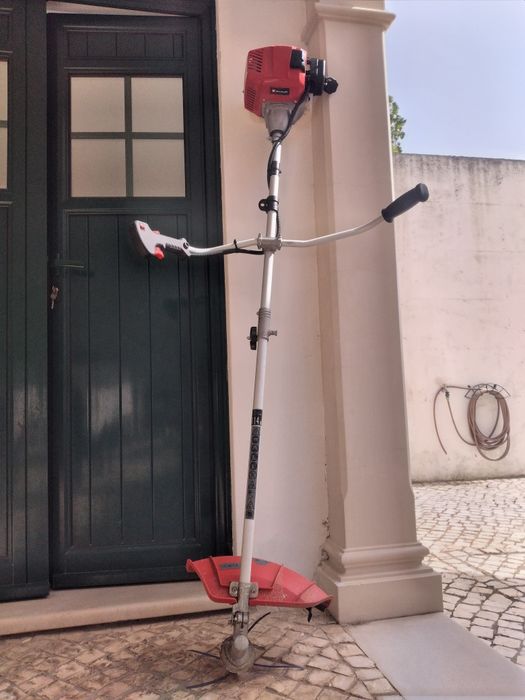 Máquina de cortar relva