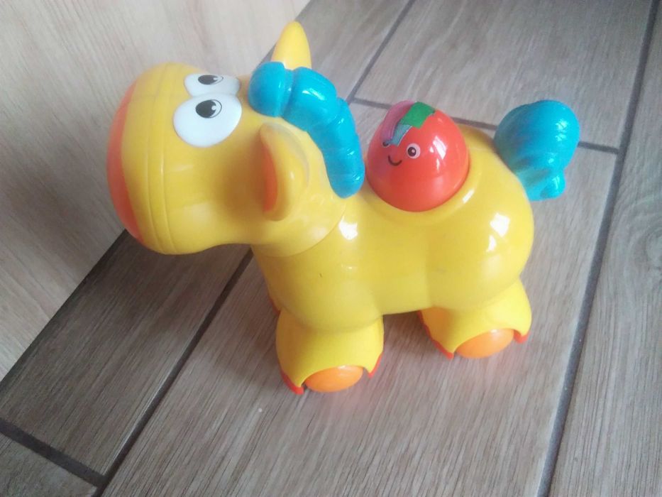 Konik wydający dźwięki, na kółkach dla dziecka 1-2 lata