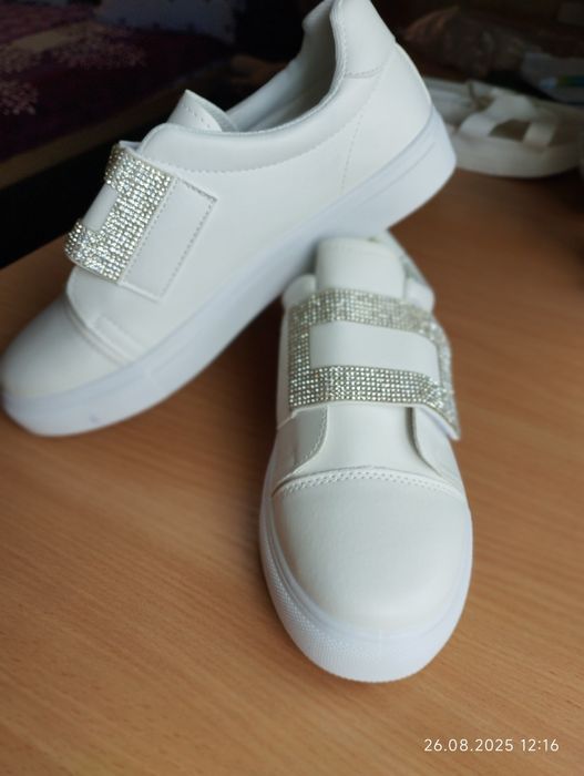 Жіночі кросівки білі