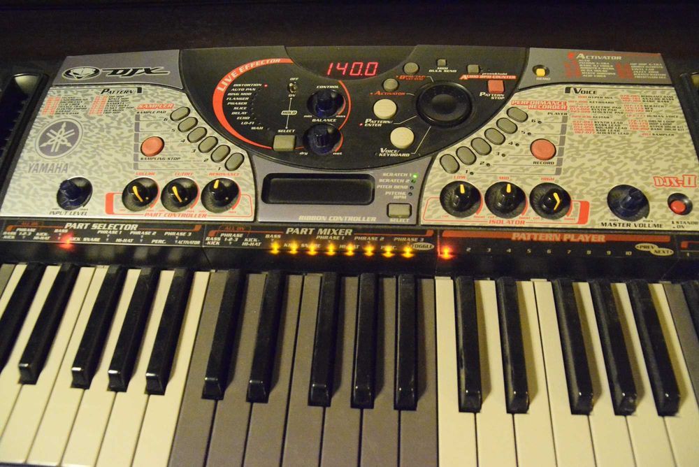 YAMAHA DJX II スクラッチ機能付き ヤマハ | DJX-IIB - シーケンサー / リズムマシン - 特長