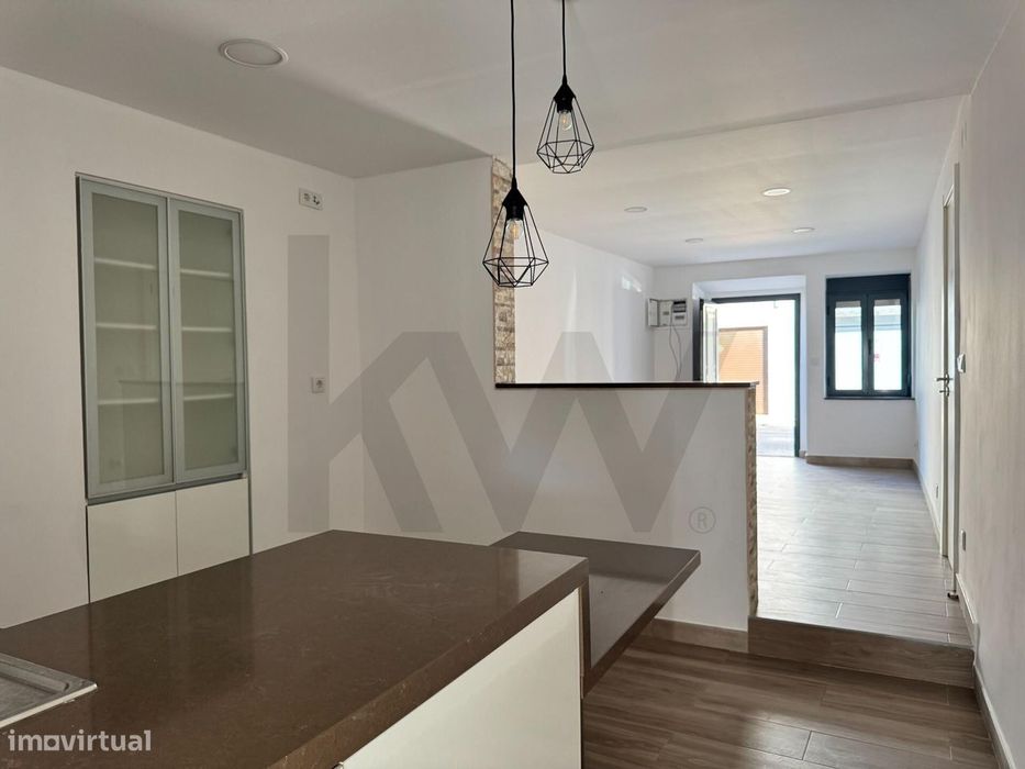 T1 remodelado para arrendamento em Paio Pires, com amplo terraço