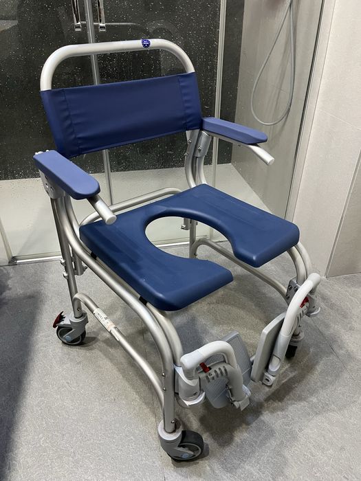 Cadeira de Banho e Sanitária com Rodas Atlantic ABS XXL