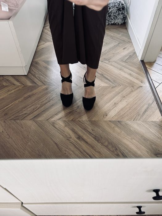 Czarne buty na koturnie