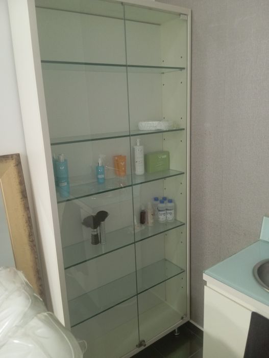 Duas vitrines de cabeleireiro em vidro