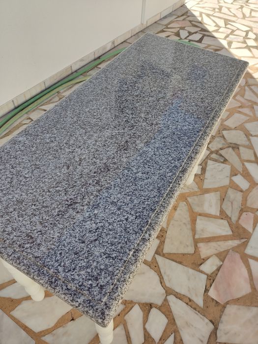 Mesa com tampo de granito