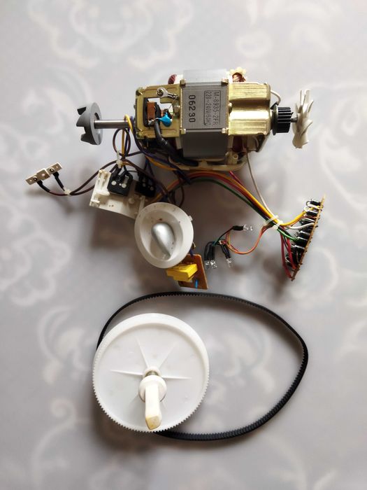Кухонный комбайн CLATRONIC KM2717 700W (запчасти).