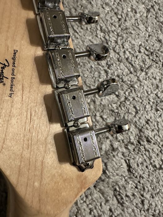 Fender Squier Paranormal Toronado + afinadores Wilkinson Deluxe