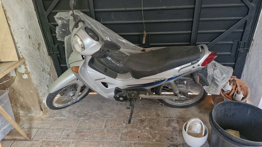 Honda ANF. Mecanicamente em bom estado. Para Peças. Documentos estrangeiros não pertencentes à UE
