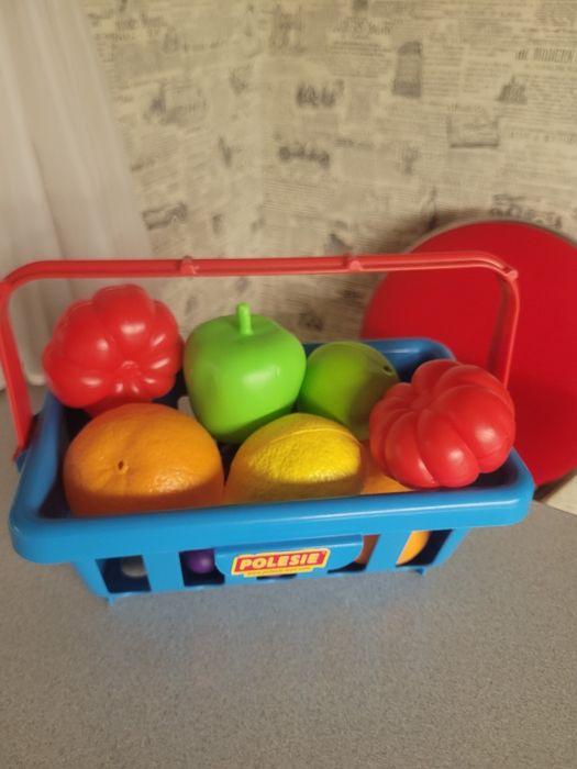 Набір фруктів у корзинці