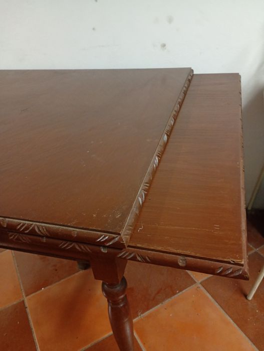 Mesa sala de jantar extensível a dois metros e vinte.