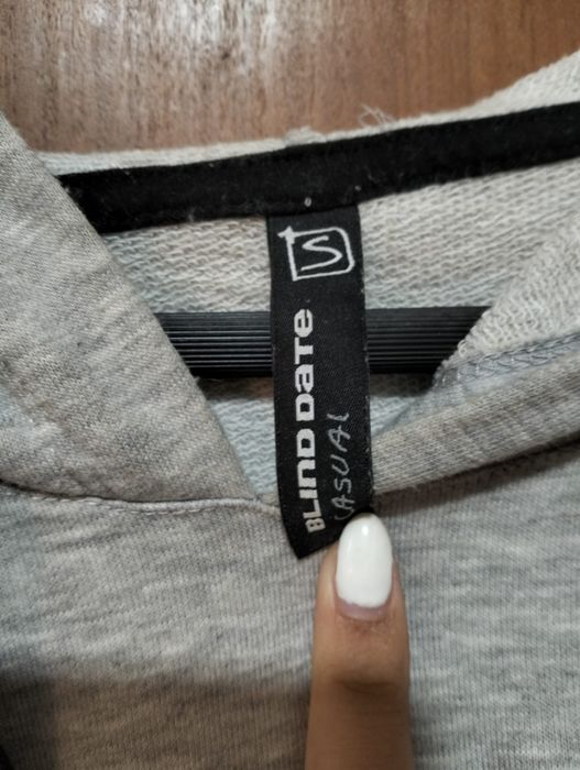 Hoodie cinzento com detalhes em preto nas

mangas. Novo sem etiqueta,