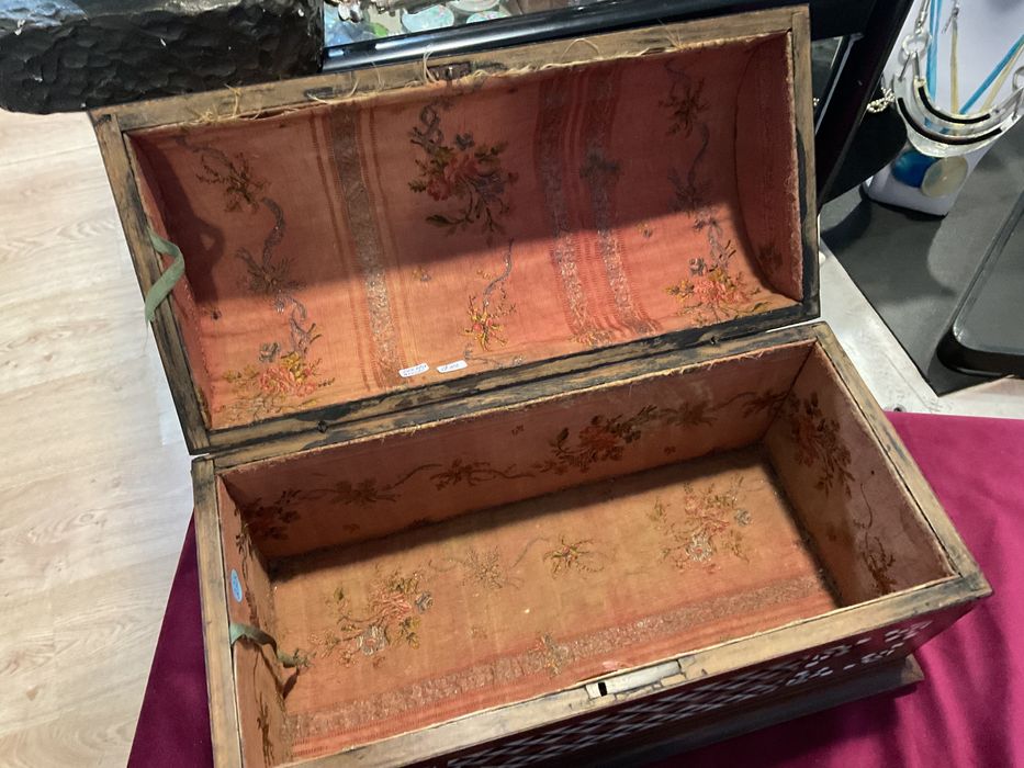 Caixa bau trabalhos com embutidos com 39x19x21 cm ,Vintage