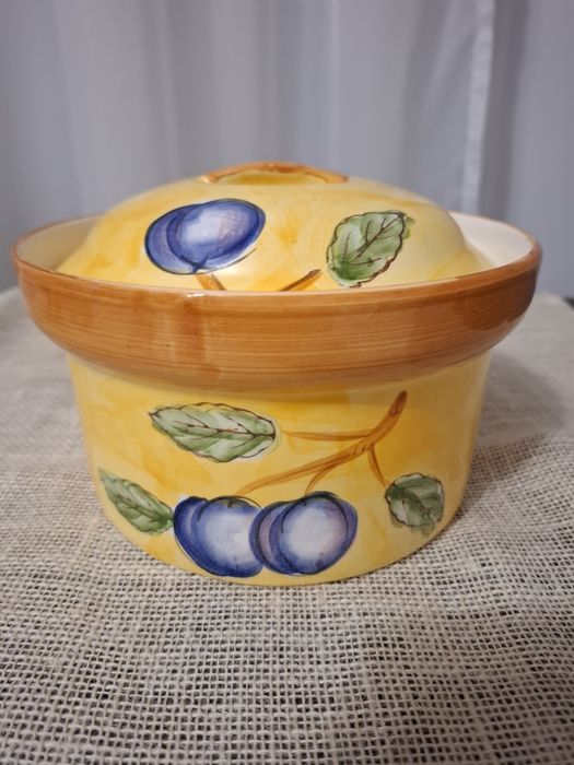 Ceramiczne naczynie z pokrywą