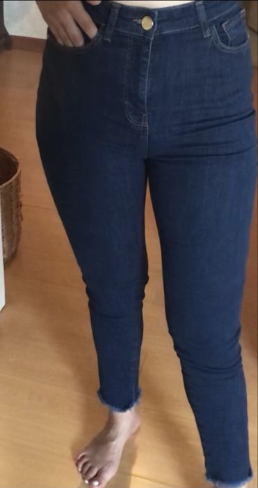 Calças de ganga, cintura alta, skinny com bainha desfiada