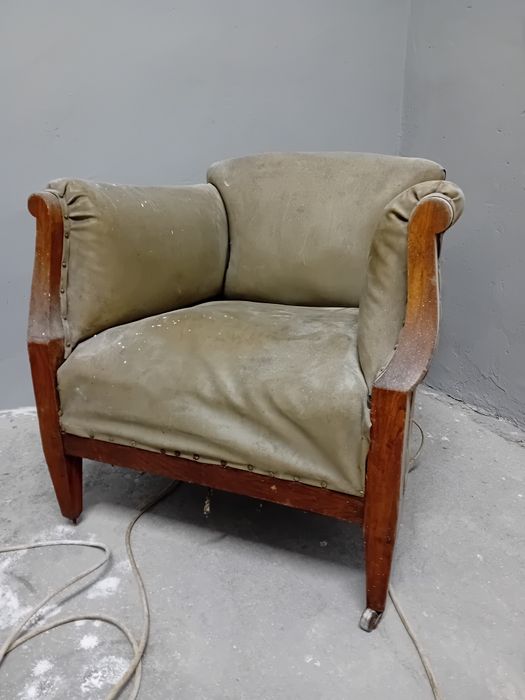 Stary fotel art deco do renowacji