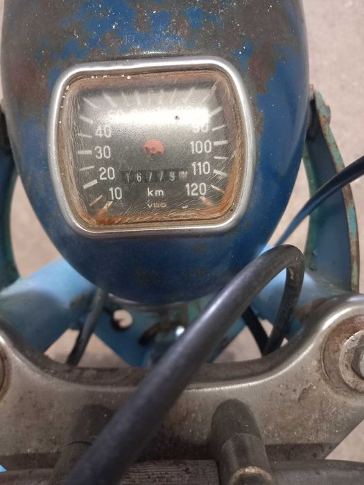 Motorizada Zündapp Famel, 1979, a trabalhar com documentos