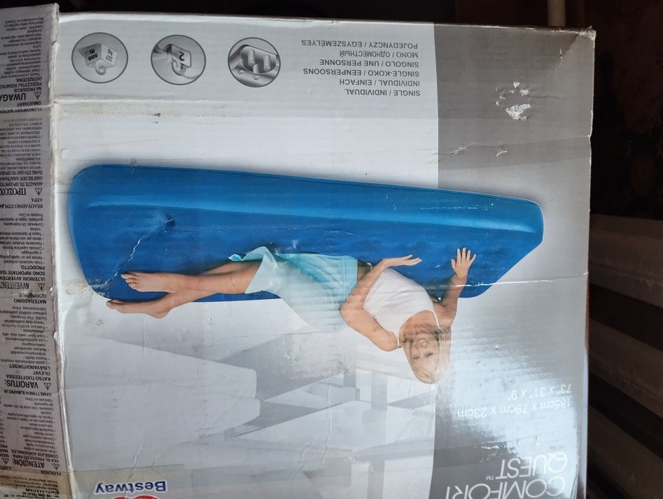 Надувний матрац з насосом