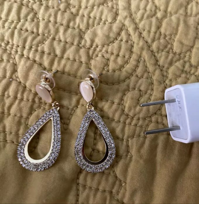 Kolczyki w złotym kolorze łza