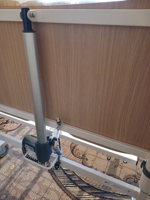 Медичне ліжко з підйомним мезанізмом