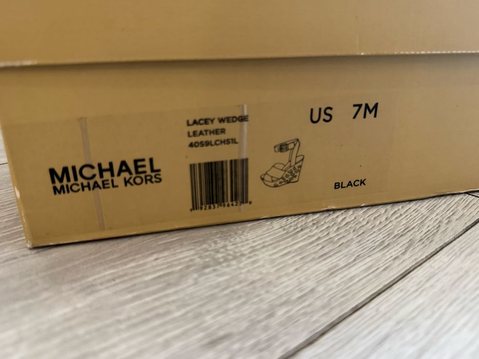 Босоніжки Michael Kors моделі Lacey Butterfly.