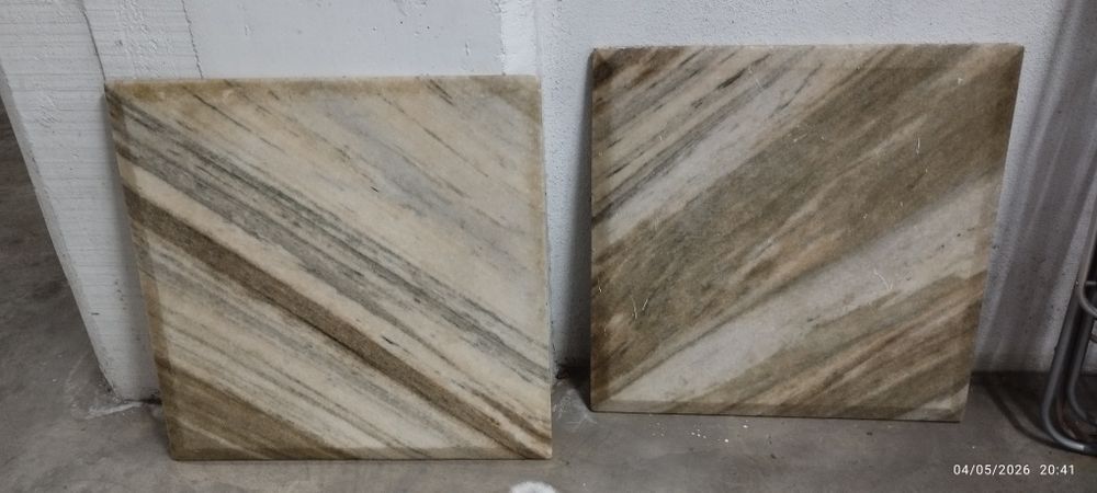 Dois (2) tampos de mesa em mármore. 65x65. 40€ cada um. Em Loulé.