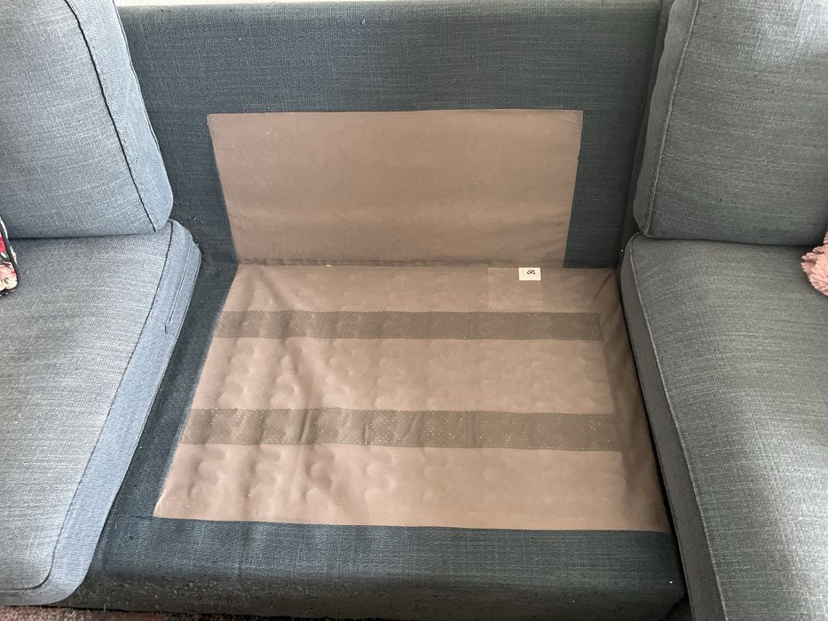 Sofá grande com chaise longue – usado (marcado por gatos)