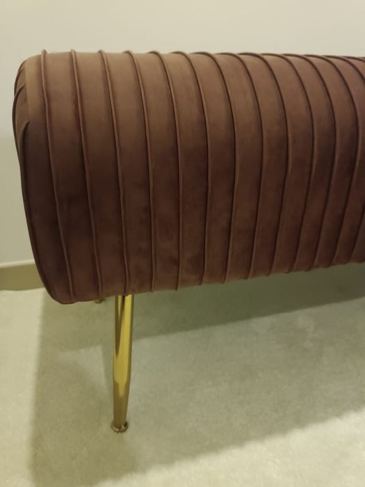Banqueta  com pés em dourado