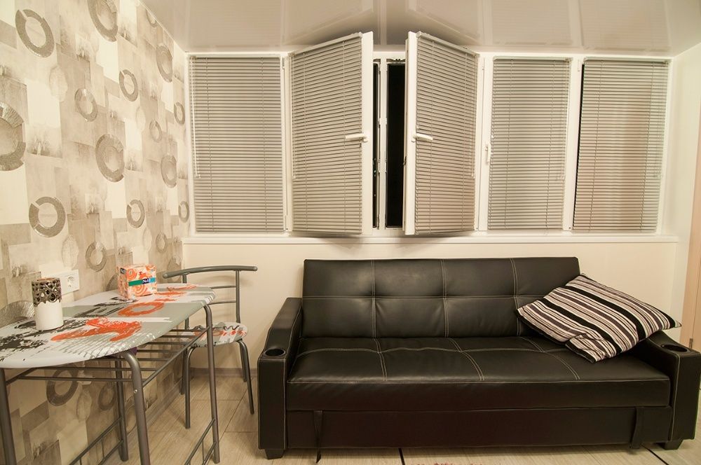 2 комнатная - 5 спальных мест - смежная с камином начало Троещины!