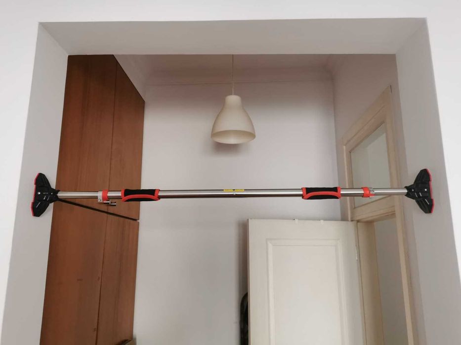 Barra de elevações extra longa extensível (110 - 135 cm) para espaços largos entre paredes