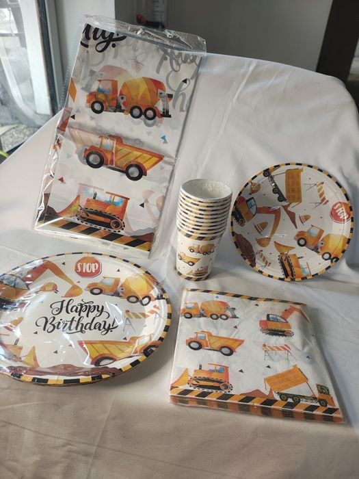 Zestaw naczyń na urodziny dla chłopca , motyw koparki
