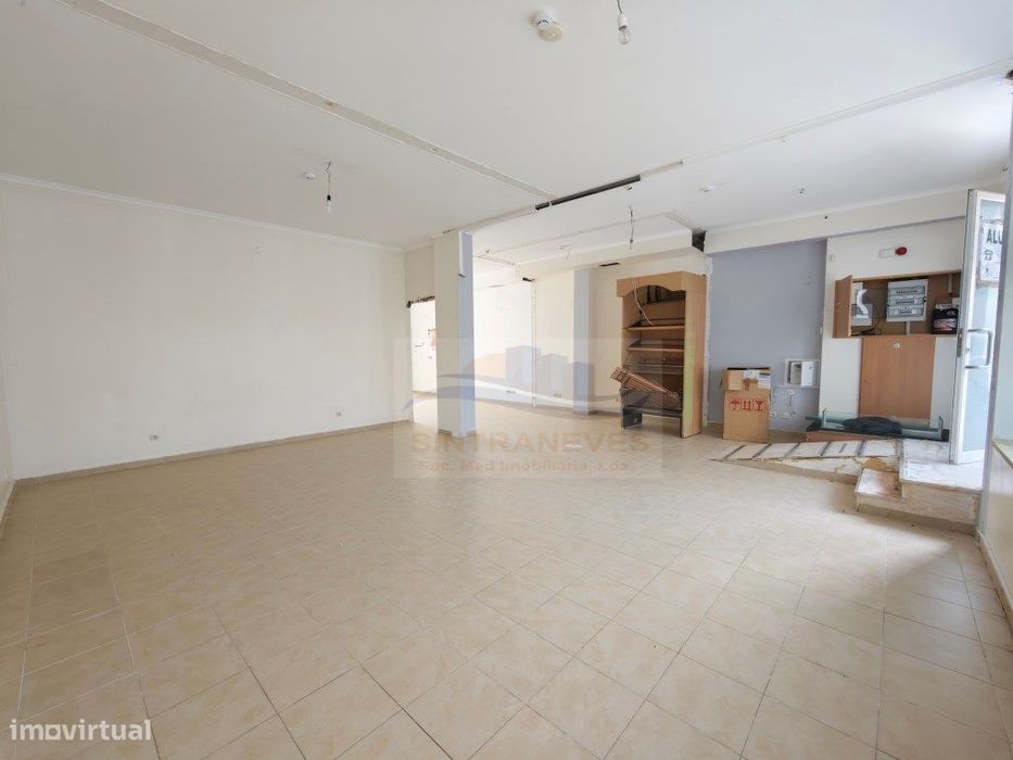 Loja com terraço e garagem na Prestigiada Urbanização Serra das Bra...