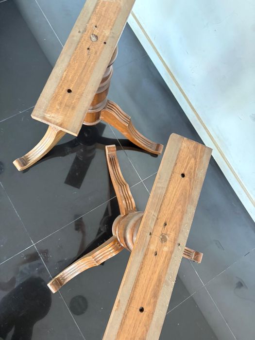 8 cadeiras e dois pés de mesa