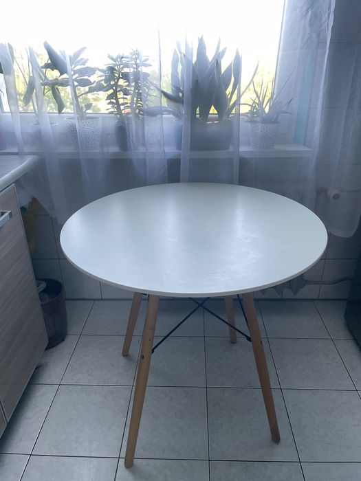 Biały Okrągły stół z drewnianymi nogami