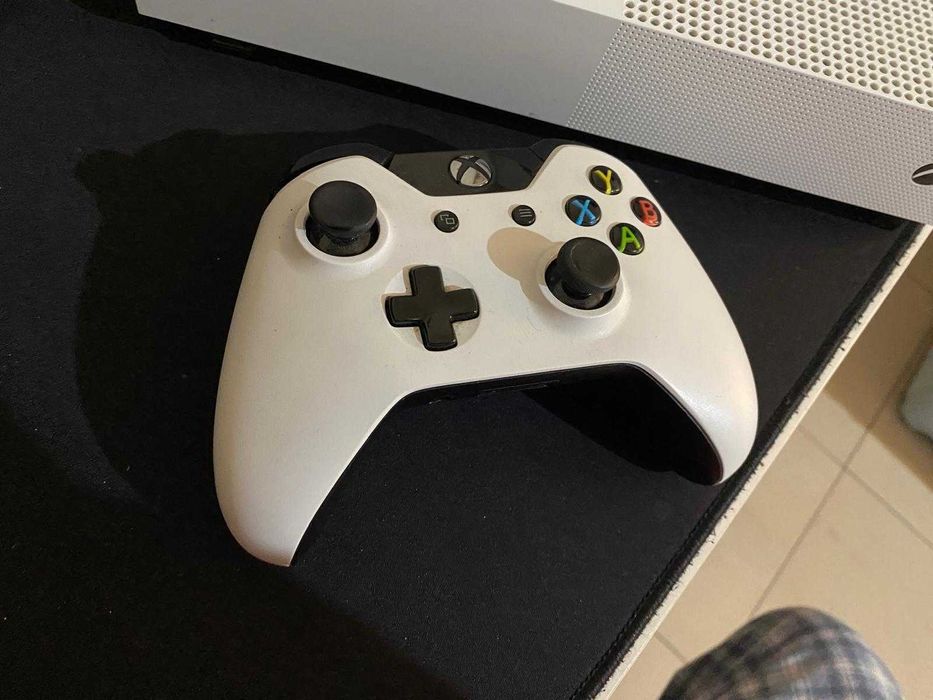 Xbox One S 1TB – Completa na caixa