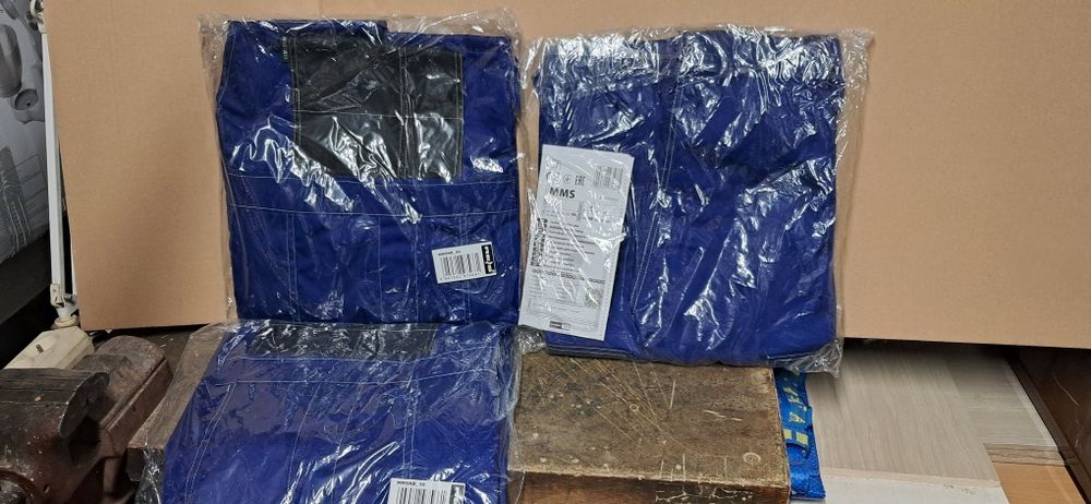 Ubranie robocze bluza i 4 pary spodni