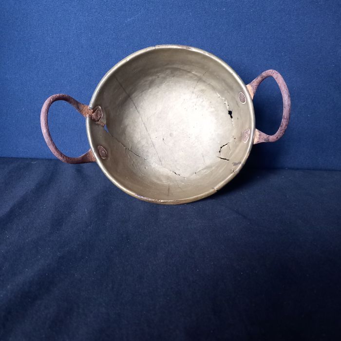 Tacho pequeno antigo em latão