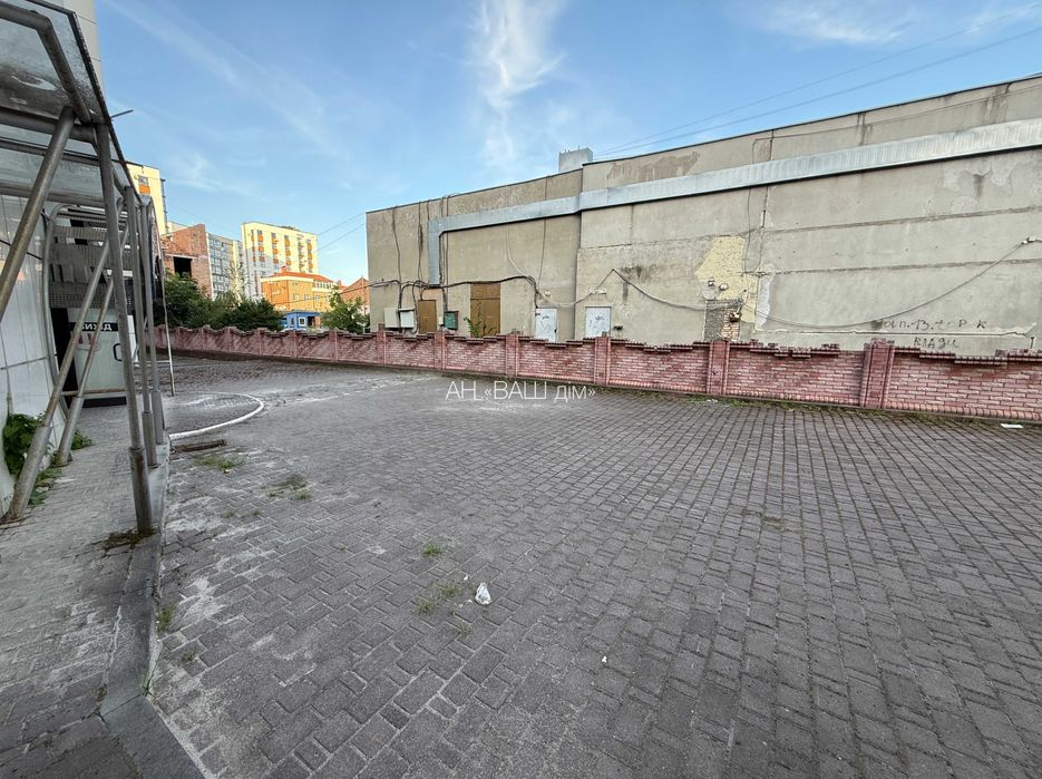 ОРЕНДА приміщення ПОРУЧ із ЖК "ЛИПКИ", закритий двір, власна ПАРКОВКА