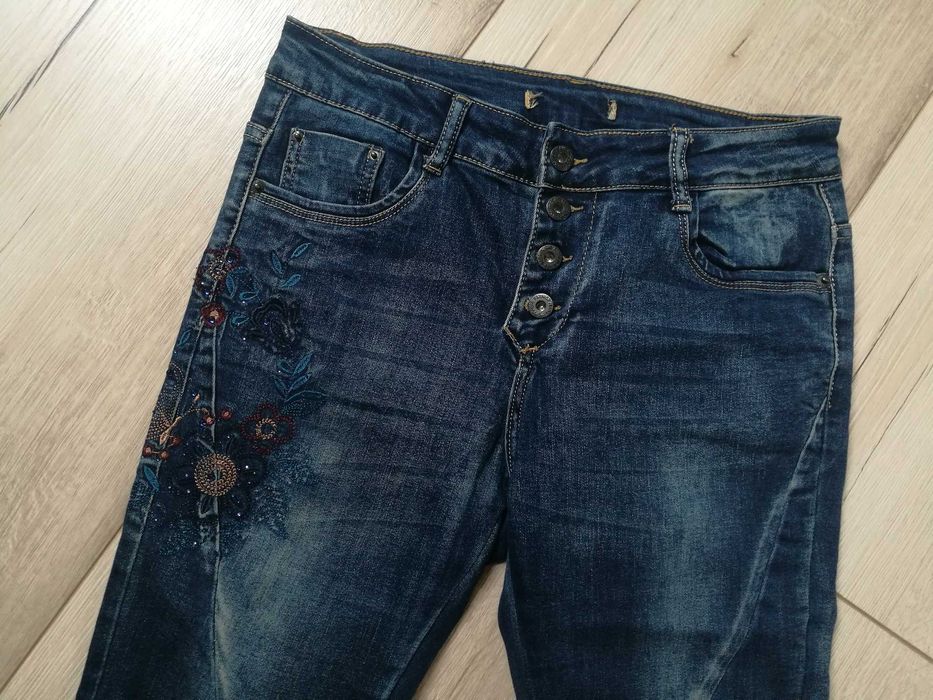 Damskie spodnie boyfrend z denimu z haftem na biodrze