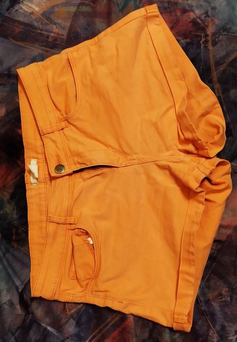 Pomarańczowe spodenki