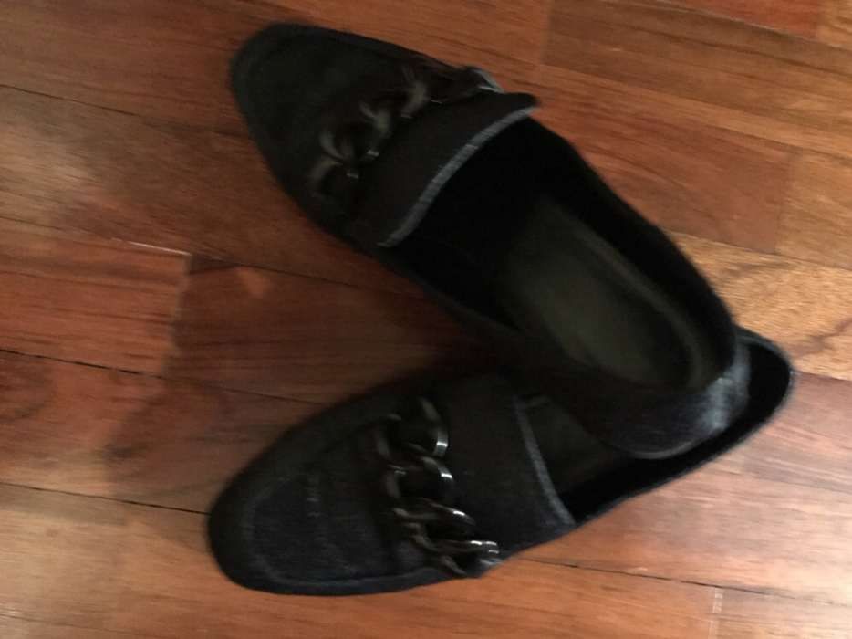 Sapatos azuis escuros em pelo