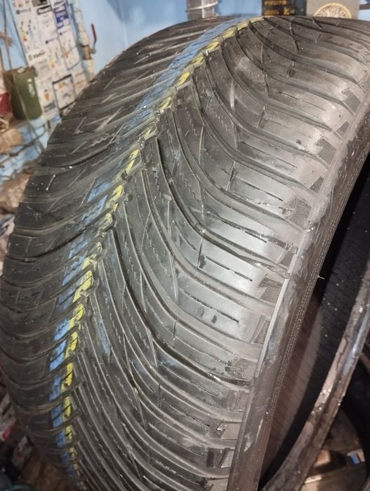 Одна всесезонна шина Maxxis 275/35/20