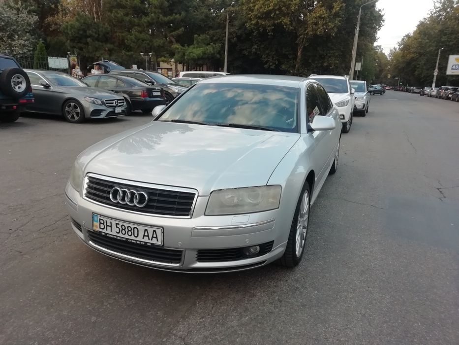 Audi A-8 long