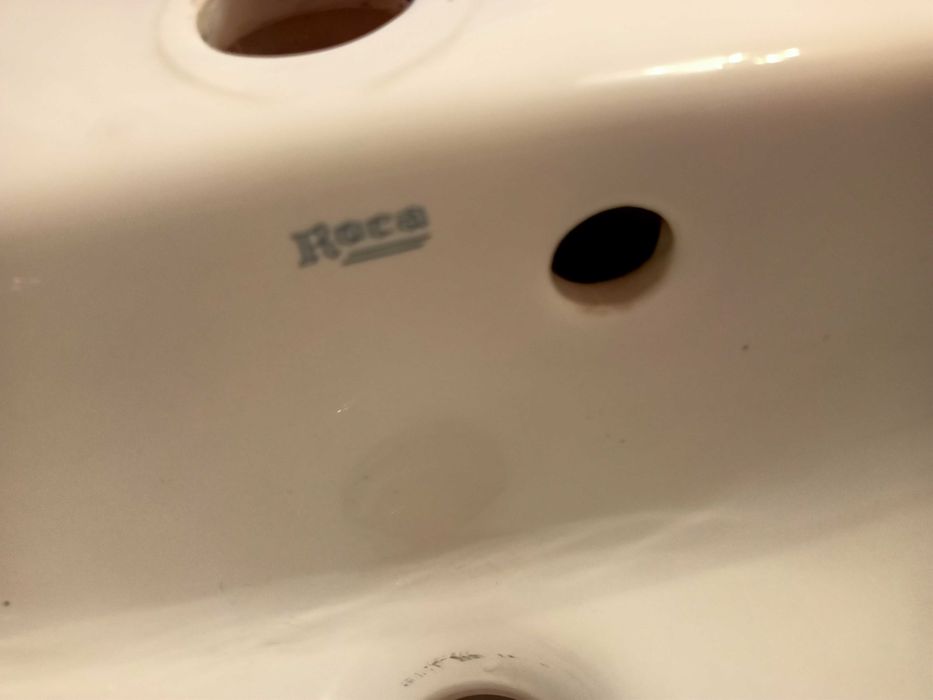 Biała umywalka Roca