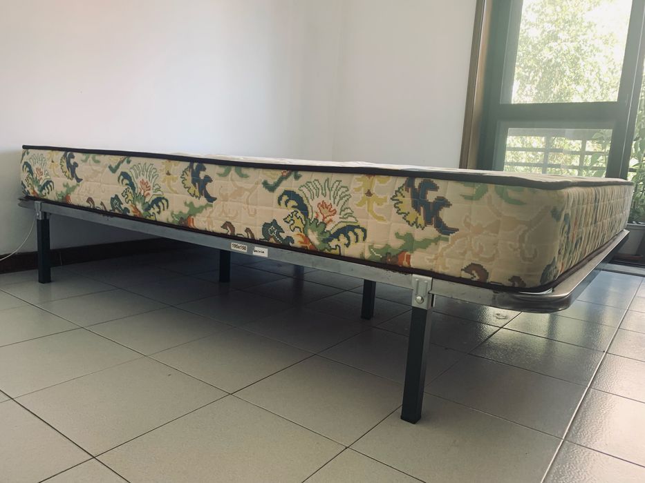 Cama de casal Estrado e colchão de espuma 195cm x 150cm