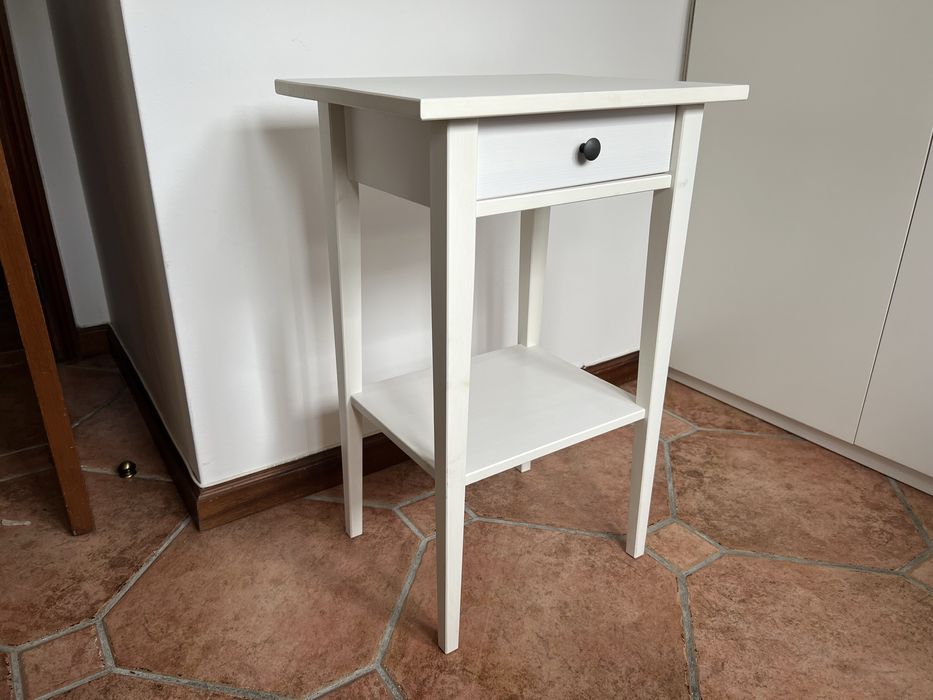 Mesa de cabeceira IKEA – branca, 70×46×35 cm, com gaveta e prateleira